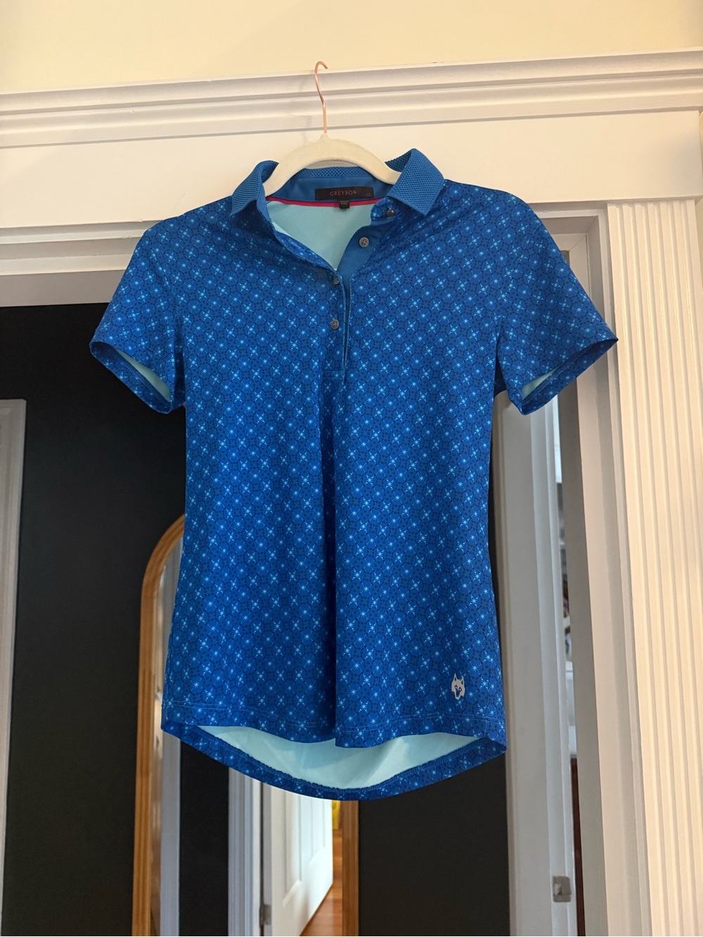 Greyson Women’s Blue Printed Performance Golf Polo Size XS Wolf Logo